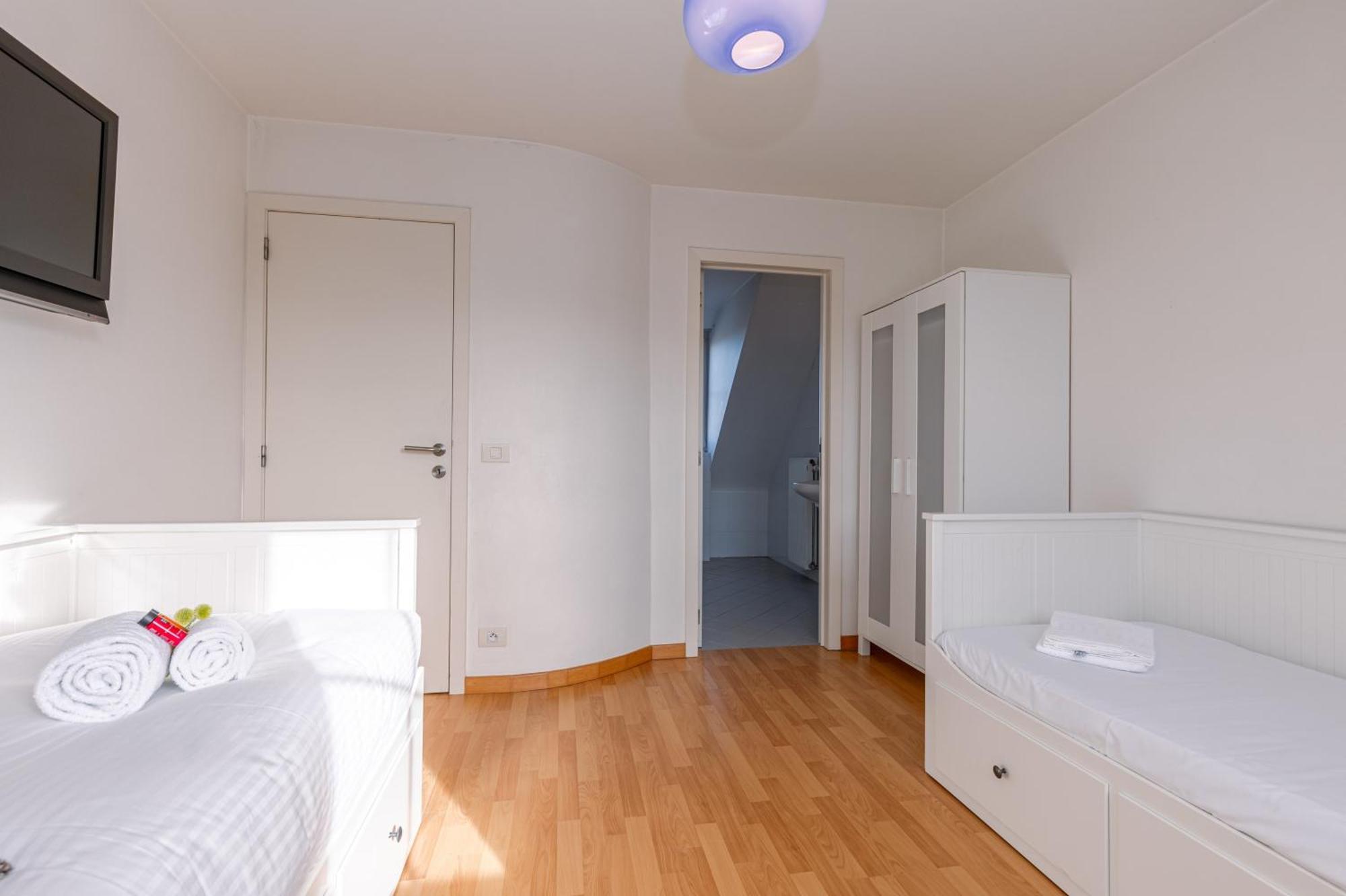 Апартаменты Charming Spacious Duplex Apt With Private Parking In Knokke Экстерьер фото