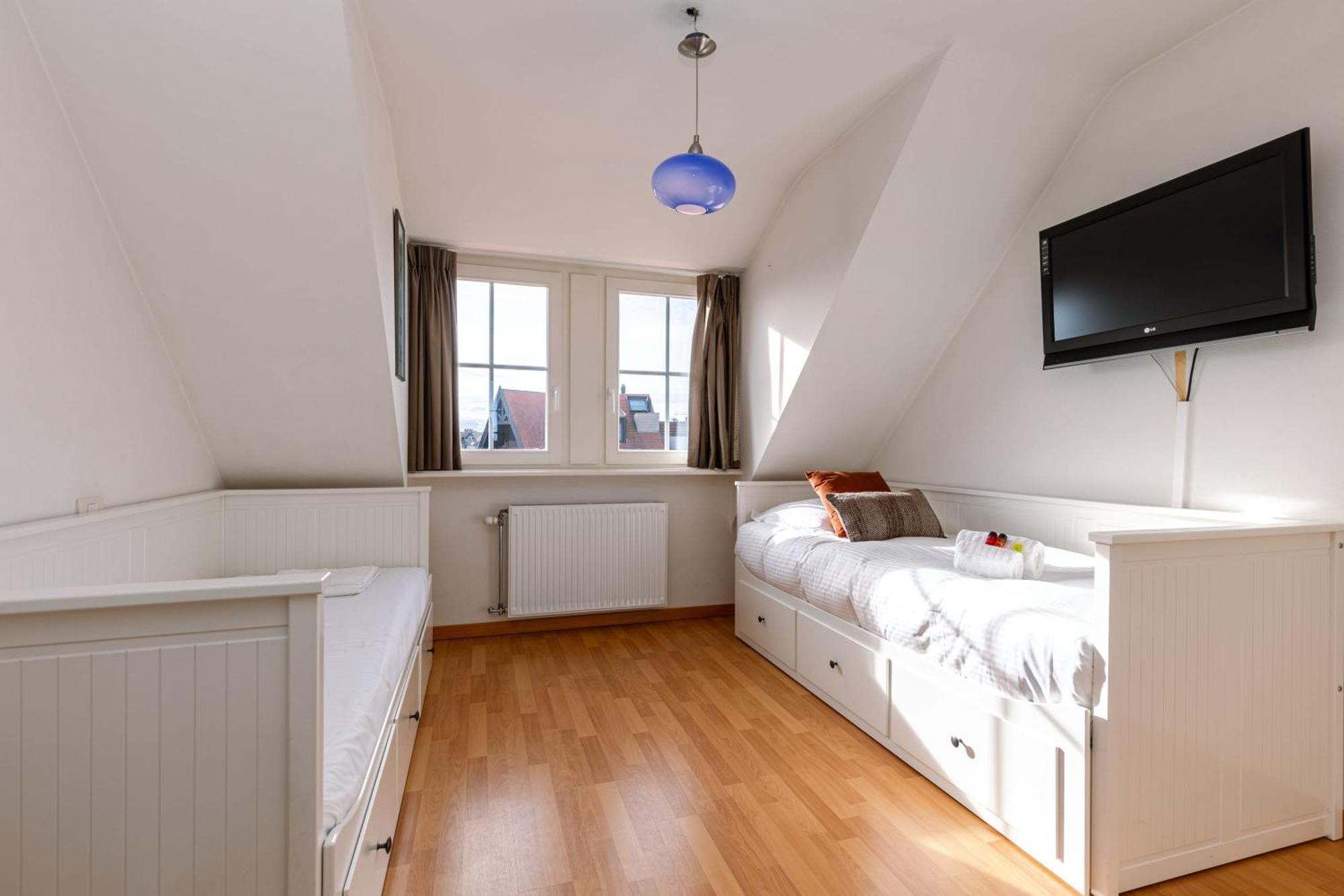 Апартаменты Charming Spacious Duplex Apt With Private Parking In Knokke Экстерьер фото