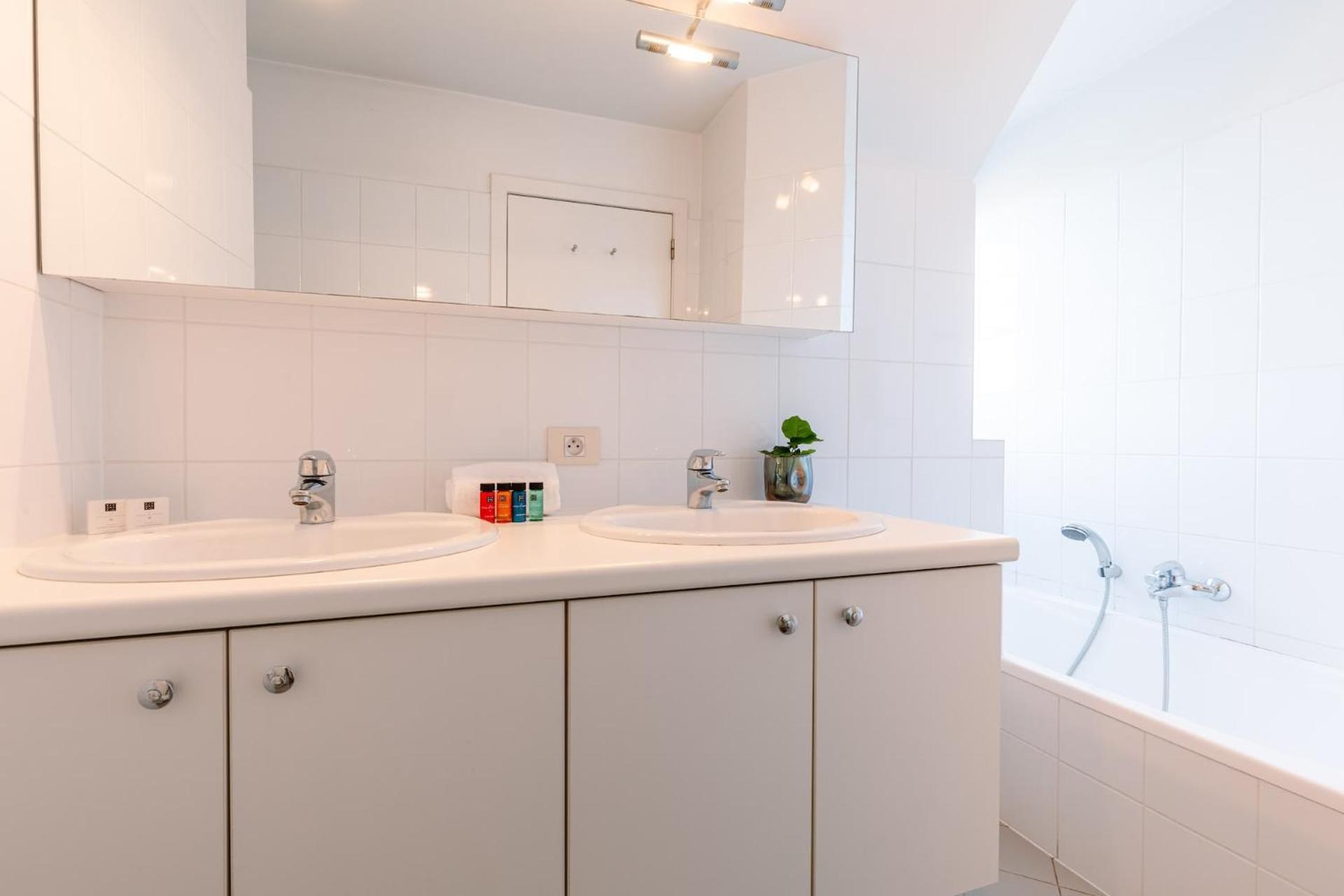 Апартаменты Charming Spacious Duplex Apt With Private Parking In Knokke Экстерьер фото