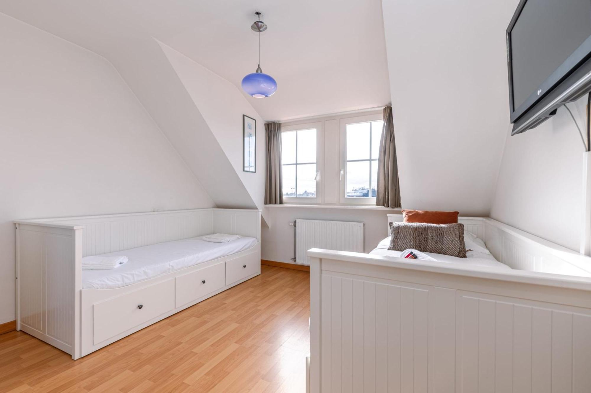 Апартаменты Charming Spacious Duplex Apt With Private Parking In Knokke Экстерьер фото