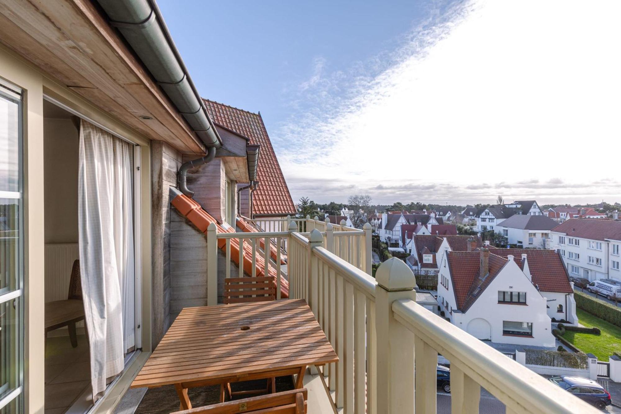 Апартаменты Charming Spacious Duplex Apt With Private Parking In Knokke Экстерьер фото